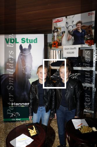 Boekel 19 oktober 2019
Meerdere boeren van boer zoekt vrouw stan op een mini markt in de stallen van Boerin Steffi. Merchandise van boerin Steffi