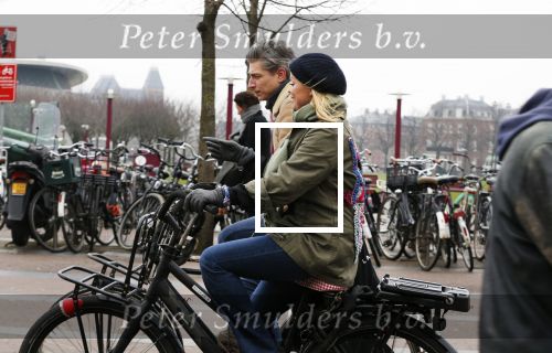 Amsterdam 13 februari 2016
Bridget Maaland met haar nieuwe vriend Wim ( cameraman) op de fiets in Amsterdam zuid.