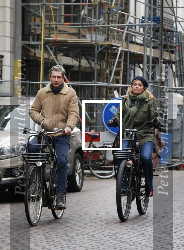 Amsterdam 13 februari 2016
Bridget Maaland met haar nieuwe vriend Wim ( cameraman) op de fiets in Amsterdam zuid.