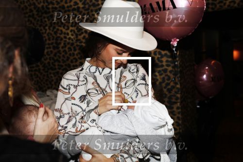 Amsterdam 6 november 2019
Presentatie Kek mama TV bij Mama Kelly.
Kim Kotter gaat voor ze vloggen. De vrouw van Daley Blind Candy Rae Fleur met hun baby