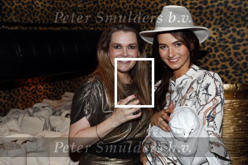 Amsterdam 6 november 2019
Presentatie Kek mama TV bij Mama Kelly.
Kim Kotter gaat voor ze vloggen. De vrouw van Daley Blind Candy Rae Fleur met hun baby