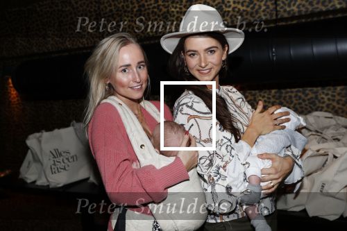 Amsterdam 6 november 2019
Presentatie Kek mama TV bij Mama Kelly.
Kim Kotter gaat voor ze vloggen. De vrouw van Daley Blind Candy Rae Fleur met hun baby en Lisanne de Bruijn met haar baby