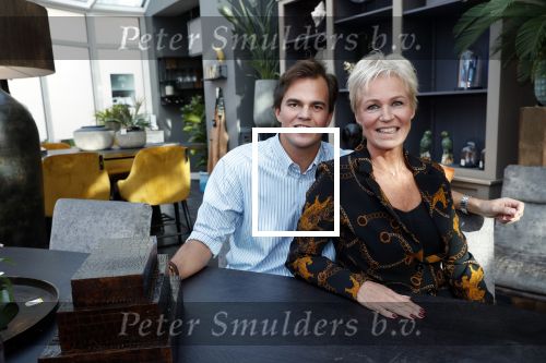 Zwijndrecht 3 november 2019
Caroline v Eeden werkt een dag bij interieurwinkel Josi . Josi en Caroline