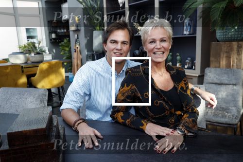 Zwijndrecht 3 november 2019
Caroline v Eeden werkt een dag bij interieurwinkel Josi . Josi en Caroline