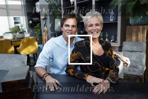 Zwijndrecht 3 november 2019
Caroline v Eeden werkt een dag bij interieurwinkel Josi . Josi en Caroline