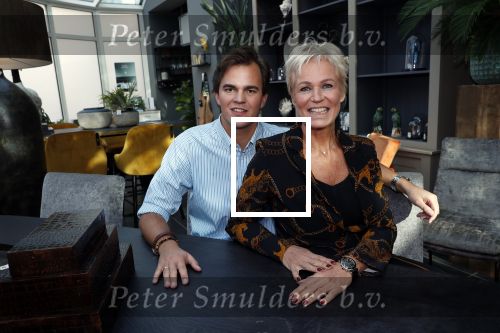 Zwijndrecht 3 november 2019
Caroline v Eeden werkt een dag bij interieurwinkel Josi . Josi en Caroline
