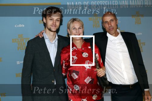 Amsterdam 7 oktober 2019
Premiere de belofte van Pisa in Tuschinski. Christine v Stralen met man en zoon