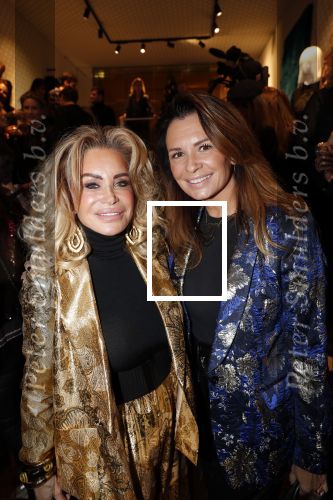 Amsterdam 12 november 2019
Presentatie en opening winkel Shoeby van Fred v Leer en Nicolette v Dam.
Connie Witteman met de partner van haar zoon Marvin