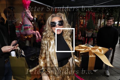 Amsterdam 12 november 2019
Presentatie en opening winkel Shoeby van Fred v Leer en Nicolette v Dam.
Connie Witteman met de partner van haar zoon Marvin