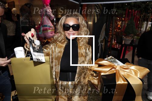 Amsterdam 12 november 2019
Presentatie en opening winkel Shoeby van Fred v Leer en Nicolette v Dam.
Connie Witteman met de partner van haar zoon Marvin