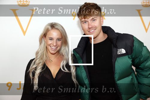 Katwijk 30 oktober 2019
9 jaar soldaat van Oranje in de hangar op vliegveld Valkenburg . Vlogger Dee met haar vriend Lars Gerbrands