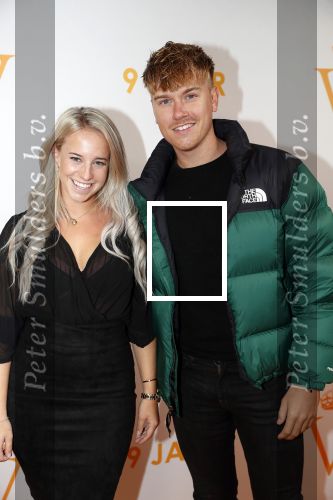Katwijk 30 oktober 2019
9 jaar soldaat van Oranje in de hangar op vliegveld Valkenburg . Vlogger Dee met haar vriend Lars Gerbrands