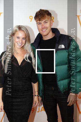 Katwijk 30 oktober 2019
9 jaar soldaat van Oranje in de hangar op vliegveld Valkenburg . Vlogger Dee met haar vriend Lars Gerbrands