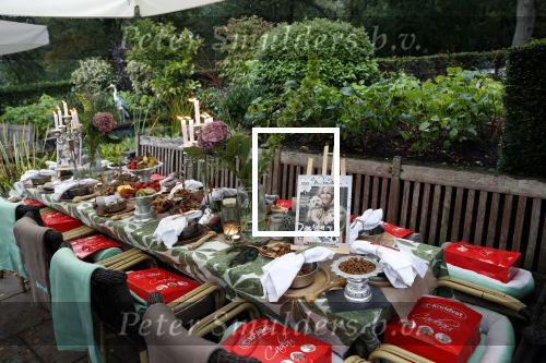 Blaricum 4 oktober 2019
Dierendag met een ontbijt voor de hondjes georganiseerd door Rosanna Kluivert en Nino Wilkes. Anouk Smulders presenteert het. Het is bij rest Tafelberg