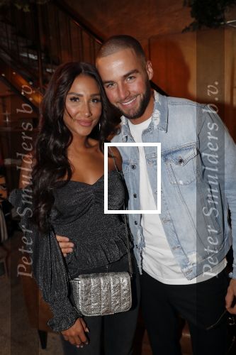 Amsterdam 11 november 2019
Boekpresentatie Fajah Lourens en Selwyn Senatori.
Donny Roelvink met zijn nieuwe vriendin Janice Blok