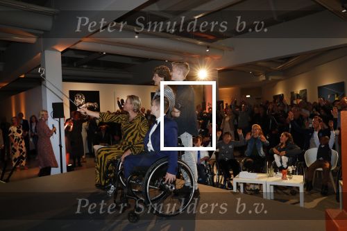 Amstelveen 1 oktober 2019
15 jaar de Esther Vergeer Foundation in het Cobra museum . Er wordt een expositie geopend van 15 fotografen waaronder oa William Rutten Estelle Cruijff Klaasjan v d Weij Patty Brard Isa Hoes Marco Borsato Sacha de Boer Klaas v Kruistem en Edwin Smulders. Anouk Smulders presenteert het en Prinses Margriet is aanwezig.