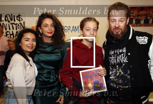 Amsterdam 11 november 2019
Boekpresentatie Fajah Lourens en Selwyn Senatori. De kinderen van fajah krijgen het eerste exemplaar