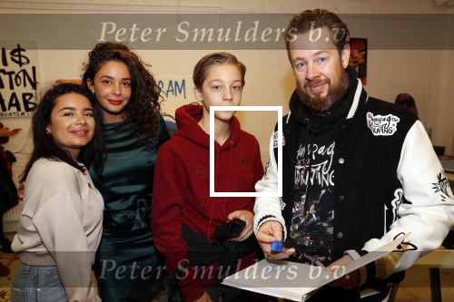 Amsterdam 11 november 2019
Boekpresentatie Fajah Lourens en Selwyn Senatori. De kinderen van fajah krijgen het eerste exemplaar
