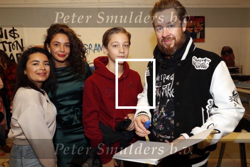 Amsterdam 11 november 2019
Boekpresentatie Fajah Lourens en Selwyn Senatori. De kinderen van fajah krijgen het eerste exemplaar