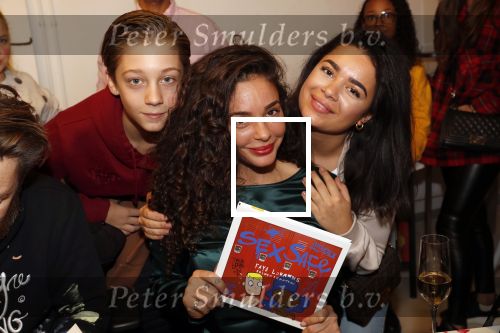Amsterdam 11 november 2019
Boekpresentatie Fajah Lourens en Selwyn Senatori. De kinderen van fajah krijgen het eerste exemplaar