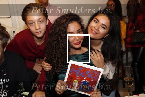 Amsterdam 11 november 2019
Boekpresentatie Fajah Lourens en Selwyn Senatori. De kinderen van fajah krijgen het eerste exemplaar