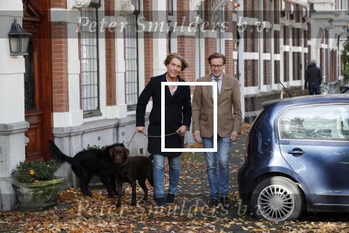 Den Haag 24 oktober 2019
Frank Jansen en Rogier Smit ( Paleis voor een prikkie) laten hun honden uit. Frank en Rogier