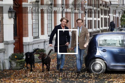 Den Haag 24 oktober 2019
Frank Jansen en Rogier Smit ( Paleis voor een prikkie) laten hun honden uit. Frank en Rogier
