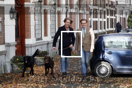 Den Haag 24 oktober 2019
Frank Jansen en Rogier Smit ( Paleis voor een prikkie) laten hun honden uit. Frank en Rogier