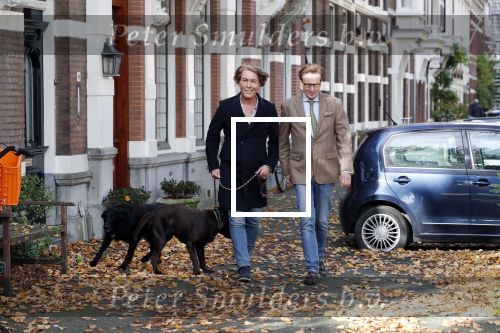 Den Haag 24 oktober 2019
Frank Jansen en Rogier Smit ( Paleis voor een prikkie) laten hun honden uit. Frank en Rogier