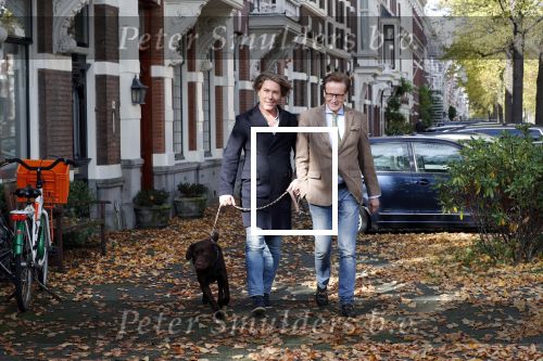 Den Haag 24 oktober 2019
Frank Jansen en Rogier Smit ( Paleis voor een prikkie) laten hun honden uit. Frank en Rogier