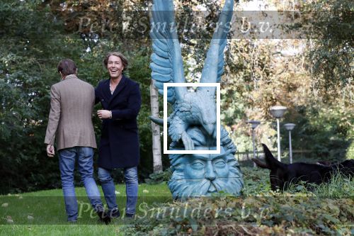 Den Haag 24 oktober 2019
Frank Jansen en Rogier Smit ( Paleis voor een prikkie) laten hun honden uit. Frank en Rogier