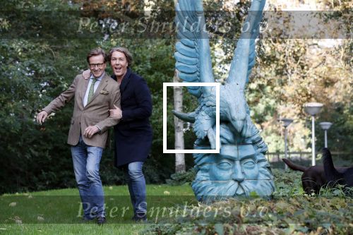 Den Haag 24 oktober 2019
Frank Jansen en Rogier Smit ( Paleis voor een prikkie) laten hun honden uit. Frank en Rogier