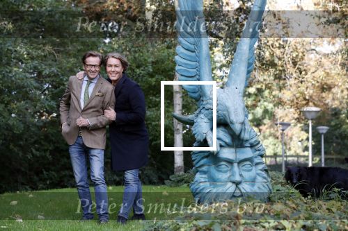Den Haag 24 oktober 2019
Frank Jansen en Rogier Smit ( Paleis voor een prikkie) laten hun honden uit. Frank en Rogier