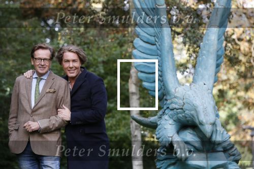 Den Haag 24 oktober 2019
Frank Jansen en Rogier Smit ( Paleis voor een prikkie) laten hun honden uit. Frank en Rogier