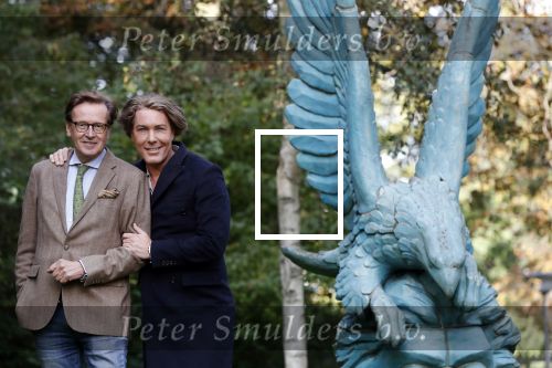 Den Haag 24 oktober 2019
Frank Jansen en Rogier Smit ( Paleis voor een prikkie) laten hun honden uit. Frank en Rogier