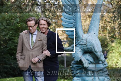 Den Haag 24 oktober 2019
Frank Jansen en Rogier Smit ( Paleis voor een prikkie) laten hun honden uit. Frank en Rogier
