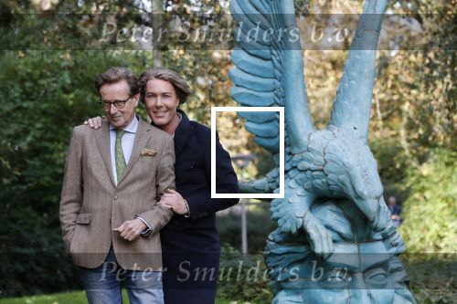 Den Haag 24 oktober 2019
Frank Jansen en Rogier Smit ( Paleis voor een prikkie) laten hun honden uit. Frank en Rogier