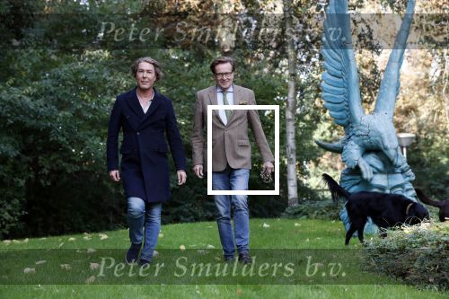 Den Haag 24 oktober 2019
Frank Jansen en Rogier Smit ( Paleis voor een prikkie) laten hun honden uit. Frank en Rogier