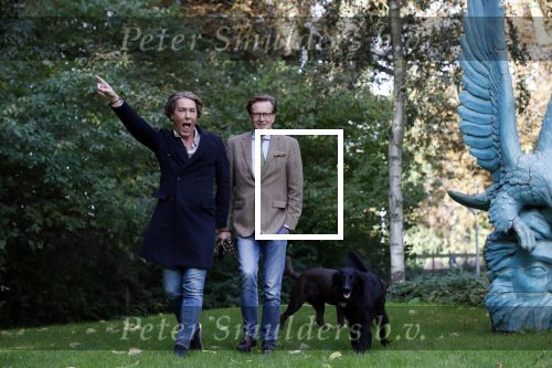 Den Haag 24 oktober 2019
Frank Jansen en Rogier Smit ( Paleis voor een prikkie) laten hun honden uit. Frank en Rogier