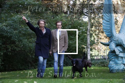 Den Haag 24 oktober 2019
Frank Jansen en Rogier Smit ( Paleis voor een prikkie) laten hun honden uit. Frank en Rogier