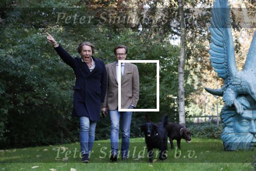 Den Haag 24 oktober 2019
Frank Jansen en Rogier Smit ( Paleis voor een prikkie) laten hun honden uit. Frank en Rogier