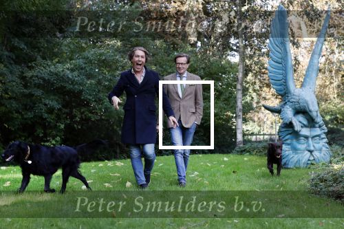 Den Haag 24 oktober 2019
Frank Jansen en Rogier Smit ( Paleis voor een prikkie) laten hun honden uit. Frank en Rogier