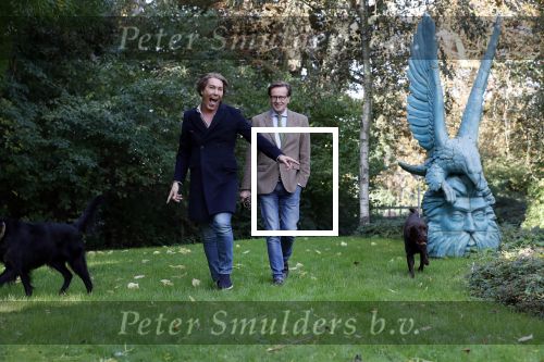 Den Haag 24 oktober 2019
Frank Jansen en Rogier Smit ( Paleis voor een prikkie) laten hun honden uit. Frank en Rogier