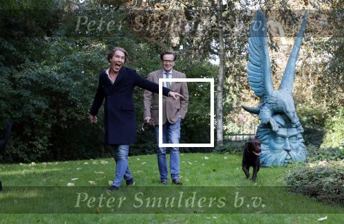 Den Haag 24 oktober 2019
Frank Jansen en Rogier Smit ( Paleis voor een prikkie) laten hun honden uit. Frank en Rogier