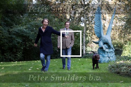 Den Haag 24 oktober 2019
Frank Jansen en Rogier Smit ( Paleis voor een prikkie) laten hun honden uit. Frank en Rogier