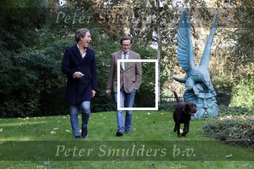 Den Haag 24 oktober 2019
Frank Jansen en Rogier Smit ( Paleis voor een prikkie) laten hun honden uit. Frank en Rogier