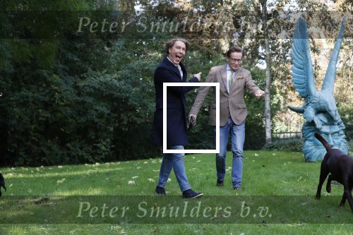 Den Haag 24 oktober 2019
Frank Jansen en Rogier Smit ( Paleis voor een prikkie) laten hun honden uit. Frank en Rogier