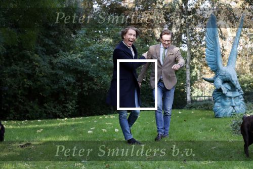 Den Haag 24 oktober 2019
Frank Jansen en Rogier Smit ( Paleis voor een prikkie) laten hun honden uit. Frank en Rogier