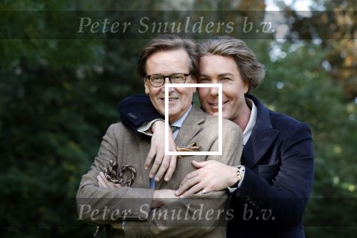 Den Haag 24 oktober 2019
Frank Jansen en Rogier Smit ( Paleis voor een prikkie) laten hun honden uit. Frank en Rogier