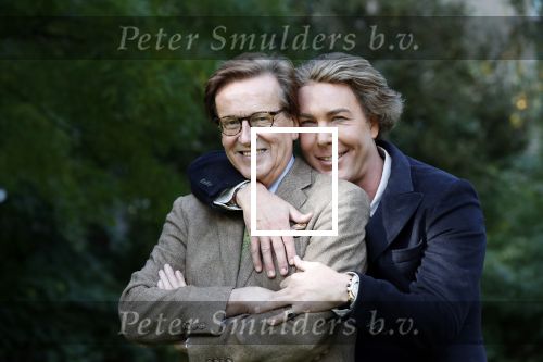 Den Haag 24 oktober 2019
Frank Jansen en Rogier Smit ( Paleis voor een prikkie) laten hun honden uit. Frank en Rogier